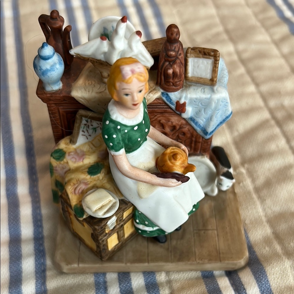 Norman Rockwell figurine “Dreams in the Antique Shop”
